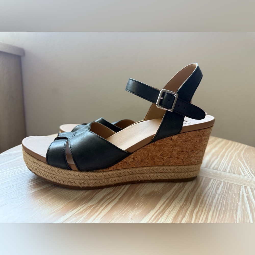 UGG|Cloverdale Espadrille Wedge Sandal in black & tan •••Beachy & Boho Size 9 - Picture 5 of 16